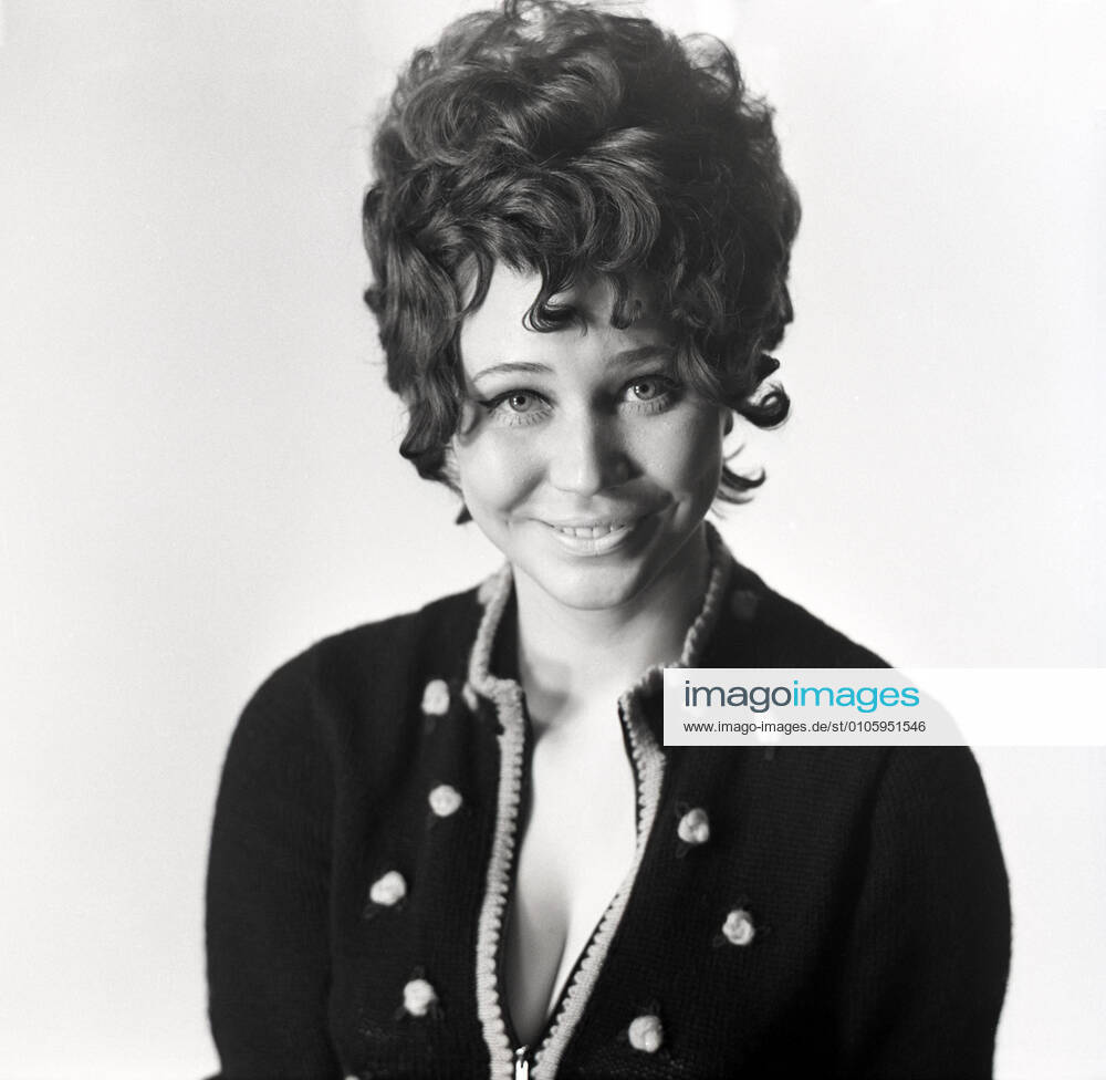 Berlin, GER Regina Thoss, singer Berlin, look into the camera, eye contact, GDR, German, German Democratic Republic, Germany, Europe, European, GDR, inside, interior, interior view, camera view, personality, portrait, Portrait, QF, square, land