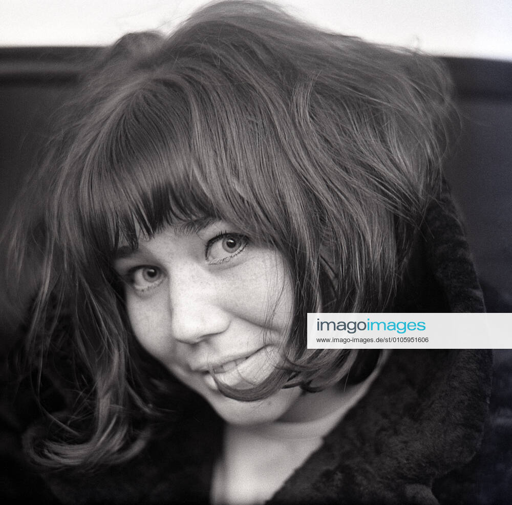 Berlin, GER Regina Thoss, singer Berlin, look into the camera, eye contact, GDR, German, German Democratic Republic, Germany, Europe, European, GDR, inside, interior, interior view, camera view, personality, portrait, Portrait, QF, square, land