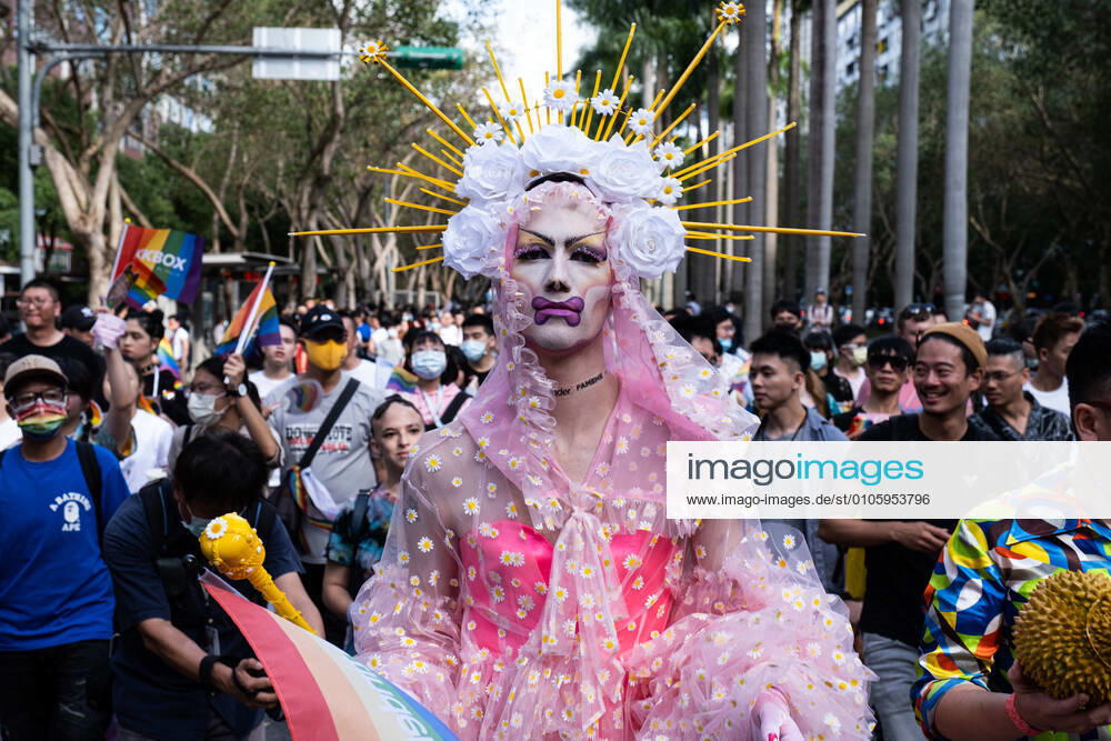 A drag queen seen wearing pink costume during the 2020 Taiwan pride parade..More than 130,000 marched in Taipei on Saturday for one of the world s largest LGBT pride parades, in celebration of the island s 18th annual pride parade and its successful handling of the COVID-19 pandemic. Taipei Taiwan - ZUMAs197 20201031_zaa_s197_037