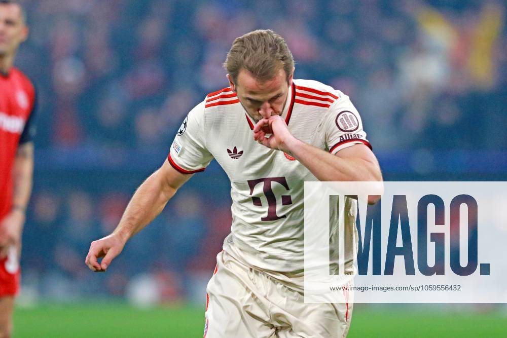 9 Harry Kane FCB cheers, cheers, cheers the goal for 1 0 Soccer FC Bayern Munich Bayer 04 Leverkusen UEFA Champions League 05 03 2025 Allianz Arena PHOTO Mladen Lackovic LakoPress