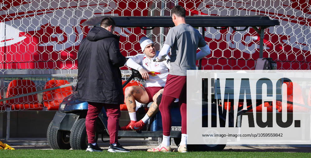 RB Leipzig Training Bundesliga Leipzig, 04 03 2025, RBL Training Center, Fußball Bundesliga , RB LEIPZIG Training , In the picture David Raum mi , 22, RB Leipzig in conversation with goalkeeping coach Frederik Gößling Goessling re , RB Leipzig , For editorial use only Only editorial use , Picture Point