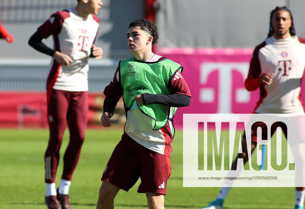 Football, Men, Season 2024 2025, FC Bayern Munich, Final training, Training, Champions League Jussef Nasrawe FC Bayern Munich with shirt during warm-up