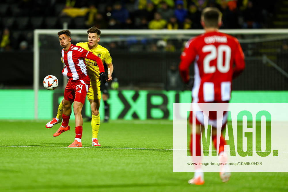 UEFA Europa leauge 2024 2025 Bodo Glimt Olympiakos Bodo 20250306 Olympiakos Charalampos Kostoulas duels with Bodo Glimts Jostein Gundersen during the UEFA Europa leauge match between Bodo Glimt and Olympiakos at Aspmyra Stadium Photo Mats Torbergsen NTB Bodo Norge RESTRICTED USE FOR BETTING COMPANIES