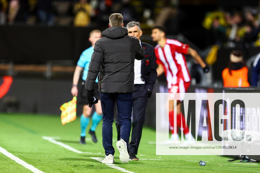 UEFA Europa leauge 2024 2025 Bodo Glimt Olympiakos Bodo 20250306 Olympiakos coach Jose Luis Mendilibar Etxebarria with Bodo Glimt coach Kjetil Knutsen after the UEFA Europa leauge match between Bodo Glimt and Olympiakos at Aspmyra Stadium Photo Mats Torbergsen NTB Bodo Norge RESTRICTED USE FOR BETTING COMPANIES