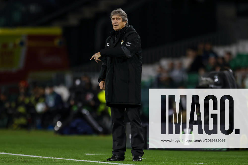 Real Betis Balompie v Vitoria SC - UEFA Conference League 2024 25 Round of 16 First Leg In Seville, Spain, on March 6, 2025, Manuel Pellegrini, head coach of Real Betis, gives instructions during the UEFA Conference League match between Real Betis and Vitoria Guimaraes SC at Benito Villamarin. Seville Spain