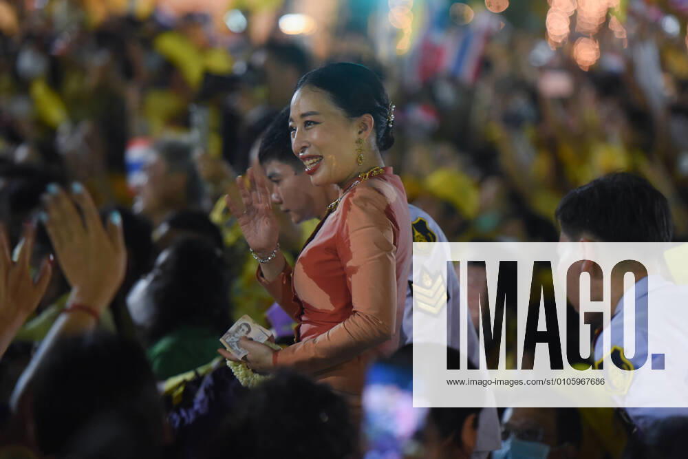 Princess Bajrakitiyabha Mahidol waves at the royalist supporters..After the Buddhist ceremony at Grand palace. Thai King Maha Vajiralongkorn and Queen Suthida greet people who were wearing yellow shirt to present their support. Bangkok Thailand - ZUMAs197 20201101_zaa_s197_078
