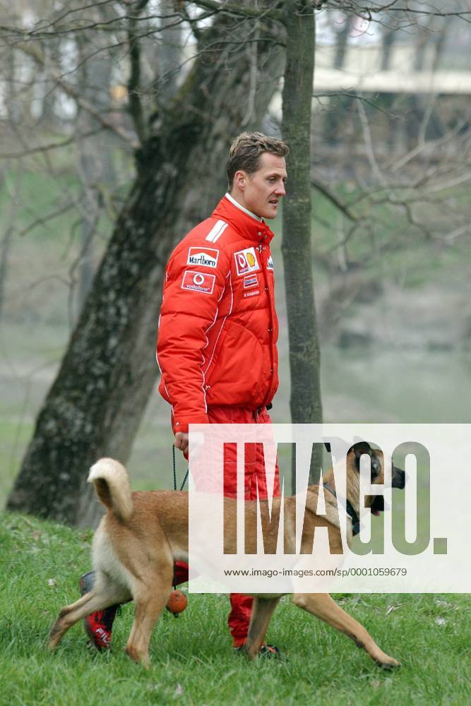 Michael Schumacher (Deutschland Ferrari) geht mit seinem Hund Gassi Motorsport Herren Formel 1 2004, F1, F, Freizeit, Vdig Einzelbild Imola