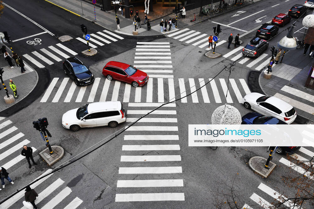 A diagonal pedestrian crossing at Master Samuelsgatan and Regeringsgatan ni Stockholm, Sweden A pedestrian scramble, also known as scramble intersection, X Crossing UK or diagonal crossing US , is a type of traffic signal movement that temporarily stops all vehicular traffic, thereby allowing pedestrians to cross an inters