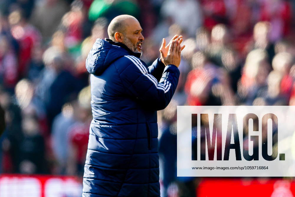 Nottingham Forest v Manchester City Premier League 08 03 2025. Nottingham Forest Head Coach Nuno Espirito Santo applauds fans after the Premier League match between Nottingham Forest and Manchester City at the City Ground, Nottingham, England on 8 March 2025. Nottingham City Ground Nottinghamshire England Editorial use only DataCo restrictions apply See www.football-dataco.com ,