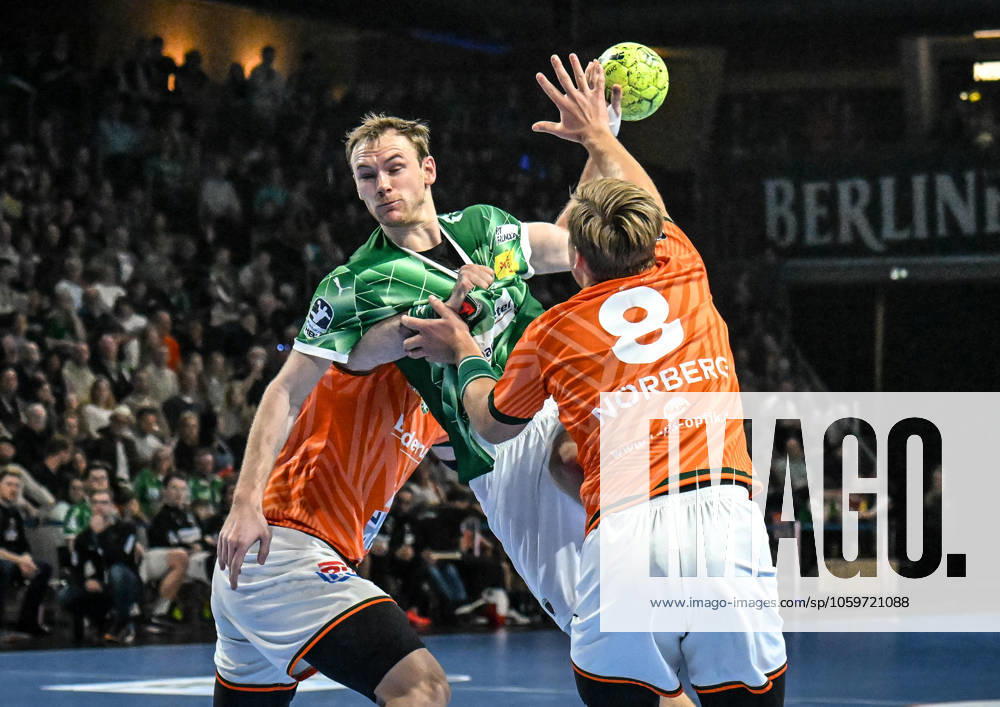 Handball, Daikin HBL, Fuechse Berlin HSG Wetzlar, v l Mathias Gidsel Füchse Berlin 19 , Viktor Petersen Norberg HSG Wetzlar 08 duel, duel, fight, tackle Berlin Daniel Lakomski
