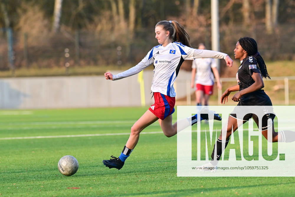 Soccer I Women I 2024 2025 season I Regionalliga Nord I Matchday 14 I SV Henstedt Ulzburg Hamburger SV II I 09 03 2025 Irma Schittek 13, Hamburger SV U20 on the ball, Dissy Jeanne Ragouena 14, SV Henstedt Ulzburg cant get any closer