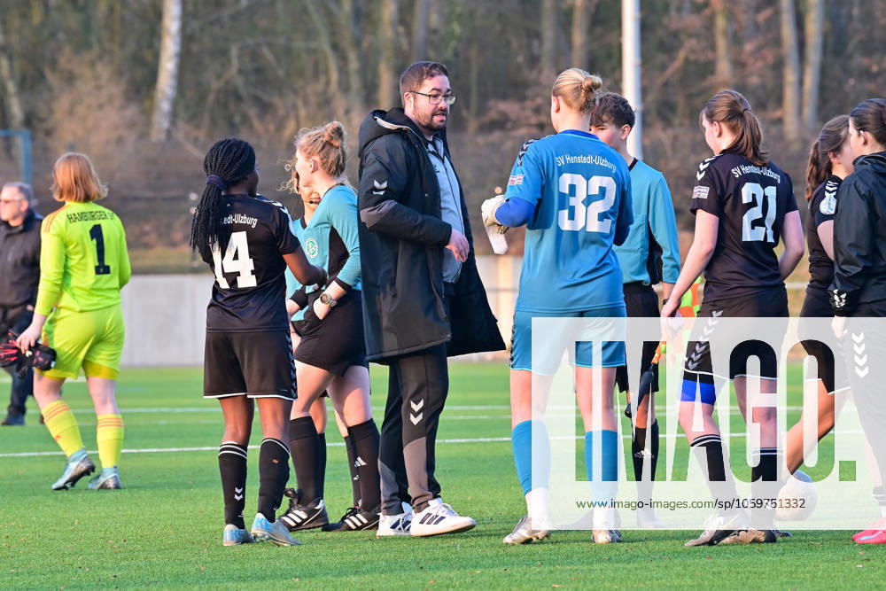 Soccer I Women I Season 2024 2025 I Regionalliga Nord I Matchday 14 I SV Henstedt Ulzburg Hamburger SV II I 09 03 2025 In the center of the picture coach Dennis Dreke SV Henstedt Ulzburg with his players