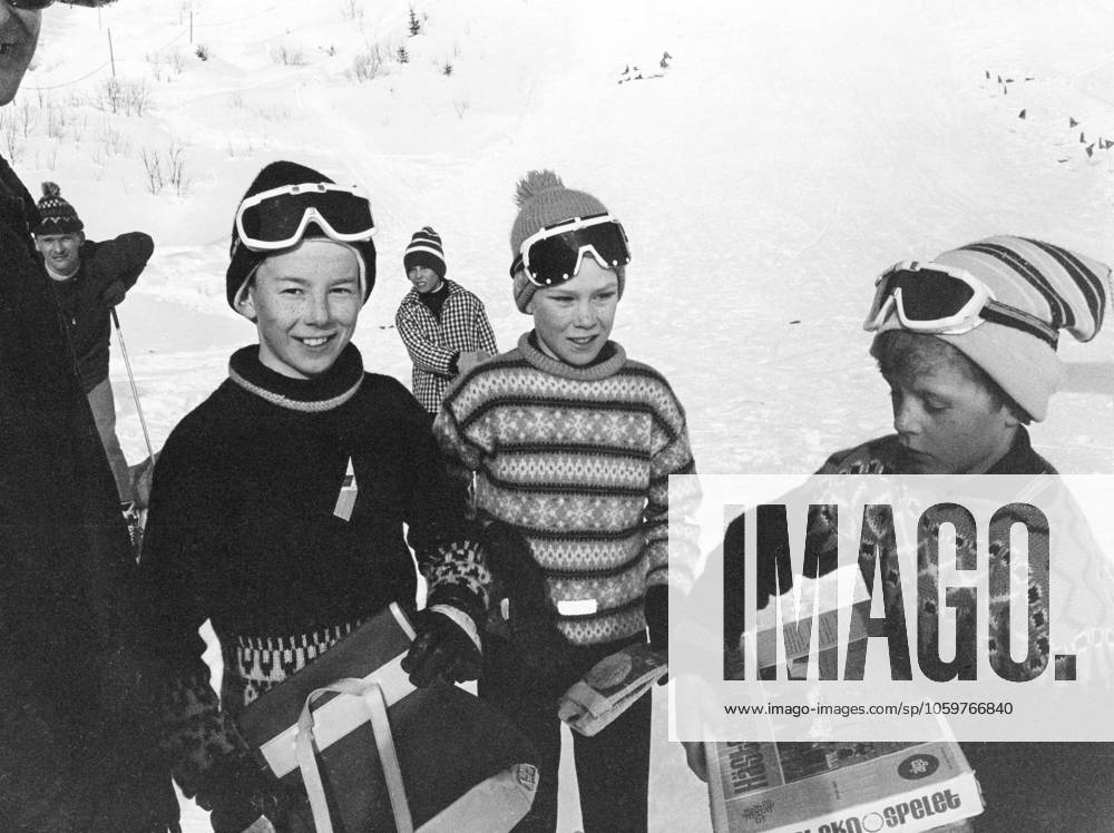 Ingemar Stenmark, geboren am 18. März 1956, ist ein ehemaliger schwedischer alpiner Skirennläufer im Weltcup. Er gilt als einer der bedeutendsten schwedischen Sportler aller Zeiten und als der größte Slalom und Riesenslalomspezialist aller Zeiten. 1979 während eines Weltcup Wettbewerbs. Das Bild links zeigt ihn in den 1960er Jahren als jungen Mann Ingemar Stenmark born 18 March 1956 is a Swedish former World Cup alpine ski racer. He is regarded as one of the most prominent Swedish athletes ever, and as the greatest slalom and giant slalom specialist of all time. 1979 during a world cup competition. Pictured to the left in the 1960s as a young boy