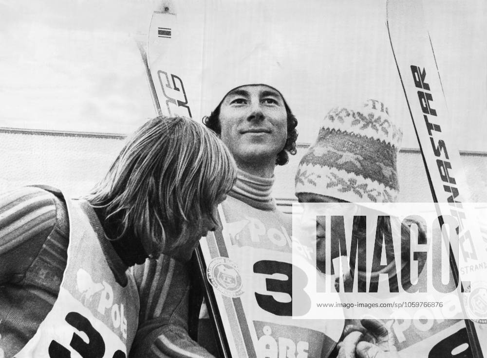 Ingemar Stenmark, geboren am 18. März 1956, ist ein ehemaliger schwedischer alpiner Skirennläufer im Weltcup. Er gilt als einer der bedeutendsten schwedischen Sportler aller Zeiten und als der größte Slalom und Riesenslalomspezialist aller Zeiten. Auf dem Bild in der Mitte zwischen Torsten Jacobsson und Stig Strand während eines Weltcuprennens in Åre Jämtland, Schweden 1977 Ingemar Stenmark born 18 March 1956 is a Swedish former World Cup alpine ski racer. He is regarded as one of the most prominent Swedish athletes ever, and as the greatest slalom and giant slalom specialist of all time. Pictured in the middle between Torsten Jacobsson and Stig Strand during a World Cup race in Åre Jämtland Sweden 1977