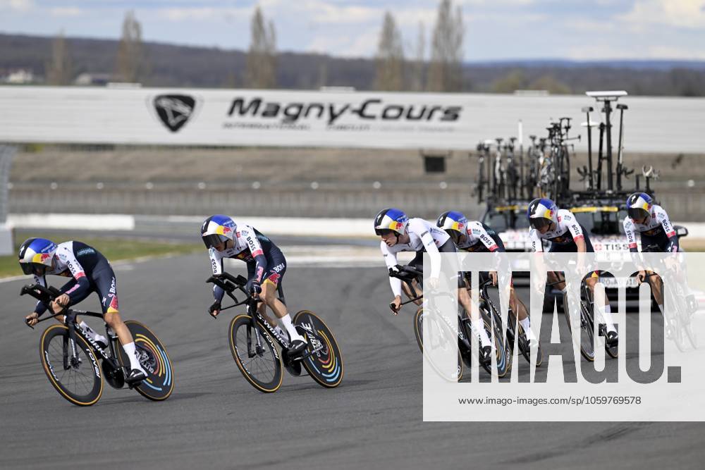 Paris - Nice 2025 - stage 3 NEVERS, FRANCE - MARCH 11 : team Red Bull - Bora - Hansgrohe during stage 3 of the 83th edition of the Paris - Nice cycling race, a team time-trail stage of 28,4km with start on the Circuit Magny-Cours and finish in Nevers on March 11, 2025 in Nevers, France, 11 03 2025 ( Motordriver Kenny Verfaillie - Nevers France