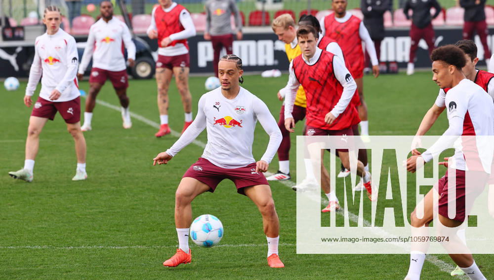 RB Leipzig Training Bundesliga Leipzig, 11 03 2025, RBL Training Center, Fußball Bundesliga , RB LEIPZIG Training , In the picture Xavi Simons 10, RB Leipzig on the ball , For editorial use only Only editorial use , Picture Point