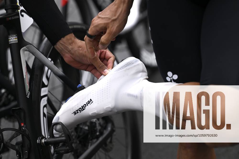 Paris - Nice 2025 - stage 4 LA LOGE DES GARDES, FRANCE - MARCH 12 : illustration picture rain cover shoes team Uae team Emirates - XRG during stage 4 of the 83th edition of the Paris - Nice cycling race, a stage of 163,4km with start in Vichy and finish in La Loge Des Gardes on March 12, 2025 in La Loge Des Gardes, France, 12 03 2025 ( Motordriver Kenny Verfaillie - La Loge Des Gardes France