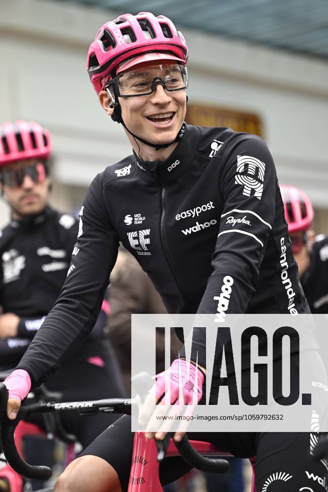 Paris - Nice 2025 - stage 4 LA LOGE DES GARDES, FRANCE - MARCH 12 : Powless Neilson (USA) of Ef Education - Easypost during stage 4 of the 83th edition of the Paris - Nice cycling race, a stage of 163,4km with start in Vichy and finish in La Loge Des Gardes on March 12, 2025 in La Loge Des Gardes, France, 12 03 2025 ( Motordriver Kenny Verfaillie - La Loge Des Gardes France