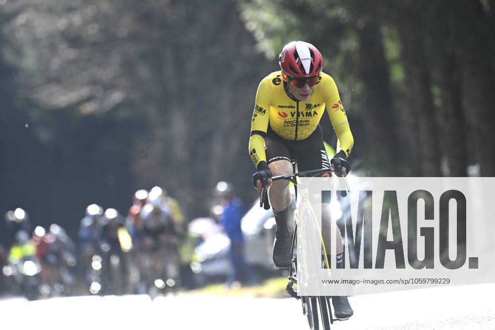 Paris - Nice 2025 - stage 4 LA LOGE DES GARDES, FRANCE - MARCH 12 : Vingegaard Jonas (DEN) of Team Visma Lease A Bike attacking during stage 4 of the 83th edition of the Paris - Nice cycling race, a stage of 163,4km with start in Vichy and finish in La Loge Des Gardes on March 12, 2025 in La Loge Des Gardes, France, 12 03 2025 ( Motordriver Kenny Verfaillie - La Loge Des Gardes France