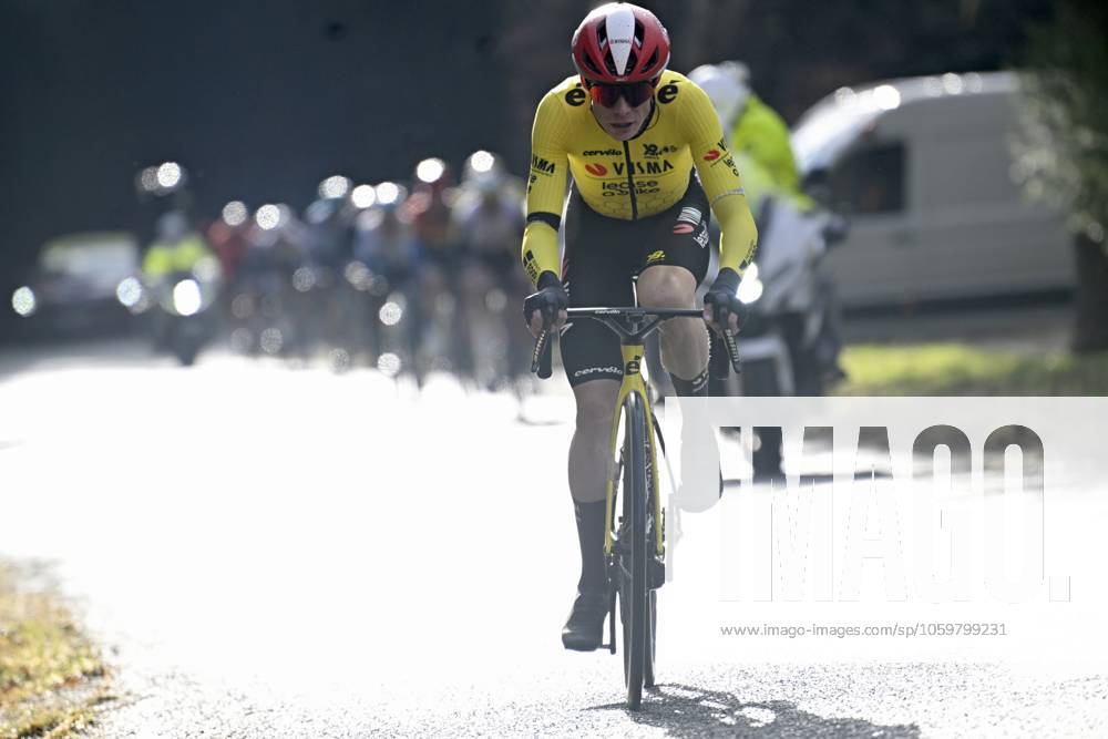 Paris - Nice 2025 - stage 4 LA LOGE DES GARDES, FRANCE - MARCH 12 : Vingegaard Jonas (DEN) of Team Visma Lease A Bike attacking during stage 4 of the 83th edition of the Paris - Nice cycling race, a stage of 163,4km with start in Vichy and finish in La Loge Des Gardes on March 12, 2025 in La Loge Des Gardes, France, 12 03 2025 ( Motordriver Kenny Verfaillie - La Loge Des Gardes France