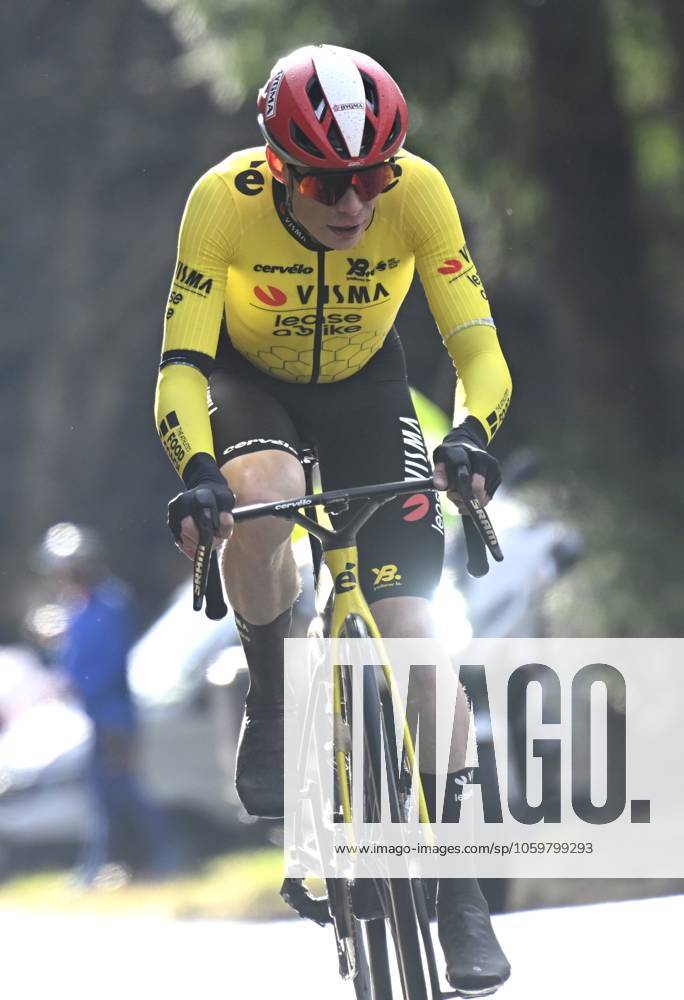 Paris - Nice 2025 - stage 4 LA LOGE DES GARDES, FRANCE - MARCH 12 : Vingegaard Jonas (DEN) of Team Visma Lease A Bike attacking during stage 4 of the 83th edition of the Paris - Nice cycling race, a stage of 163,4km with start in Vichy and finish in La Loge Des Gardes on March 12, 2025 in La Loge Des Gardes, France, 12 03 2025 ( Motordriver Kenny Verfaillie - La Loge Des Gardes France