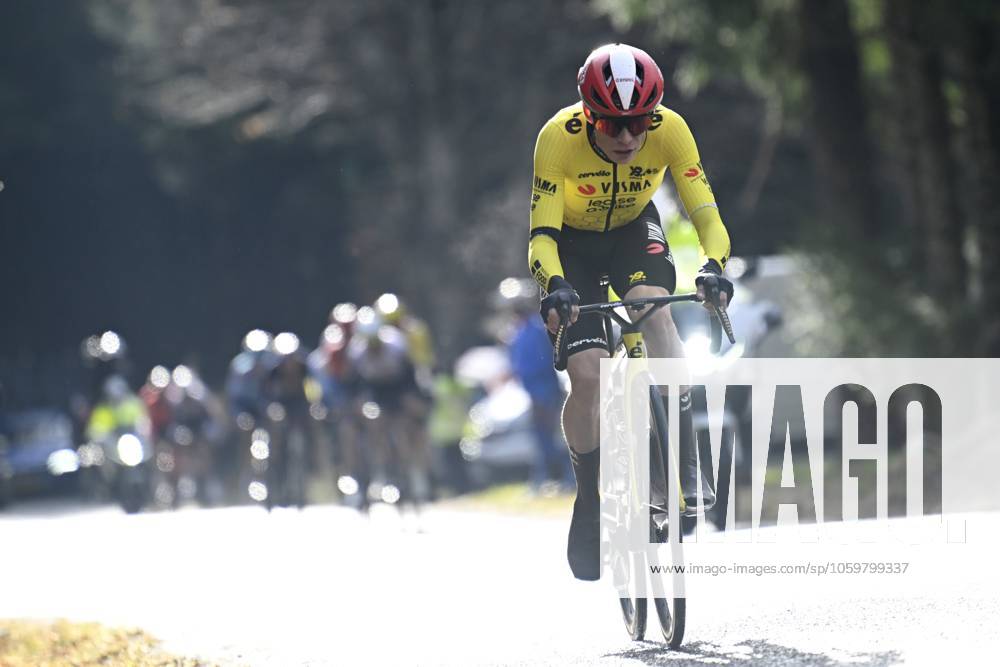 Paris - Nice 2025 - stage 4 LA LOGE DES GARDES, FRANCE - MARCH 12 : Vingegaard Jonas (DEN) of Team Visma Lease A Bike attacking during stage 4 of the 83th edition of the Paris - Nice cycling race, a stage of 163,4km with start in Vichy and finish in La Loge Des Gardes on March 12, 2025 in La Loge Des Gardes, France, 12 03 2025 ( Motordriver Kenny Verfaillie - La Loge Des Gardes France