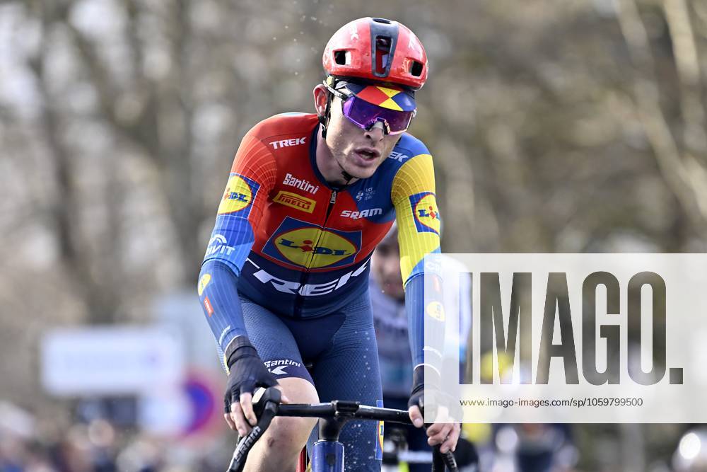 Paris - Nice 2025 - stage 4 LA LOGE DES GARDES, FRANCE - MARCH 12 : Skjelmose Mattias (DEN) of Lidl - Trek during stage 4 of the 83th edition of the Paris - Nice cycling race, a stage of 163,4km with start in Vichy and finish in La Loge Des Gardes on March 12, 2025 in La Loge Des Gardes, France, 12 03 2025 ( Motordriver Kenny Verfaillie - La Loge Des Gardes France