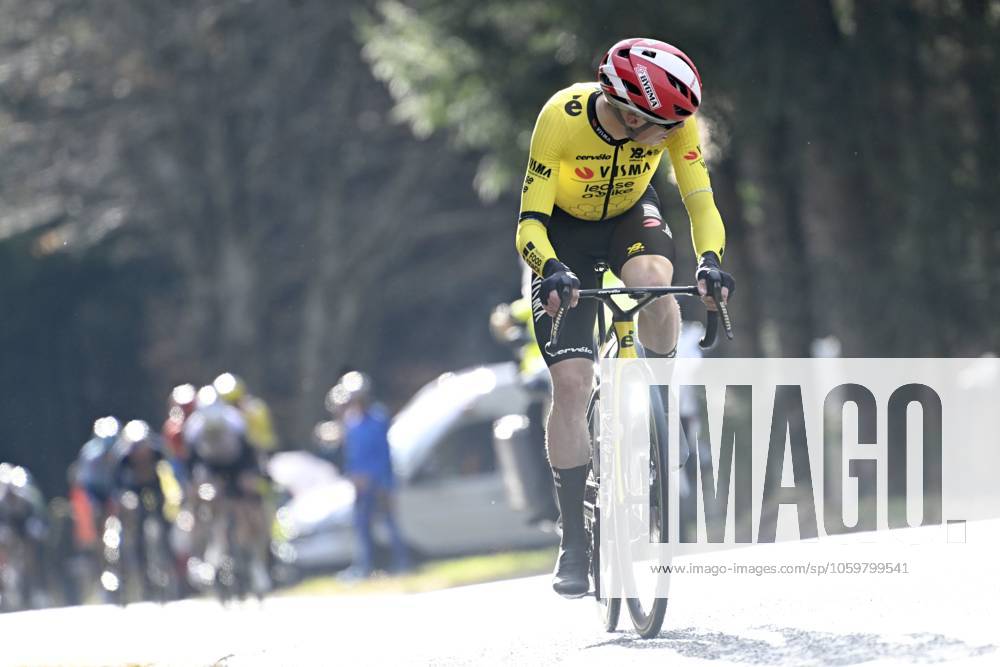 Paris - Nice 2025 - stage 4 LA LOGE DES GARDES, FRANCE - MARCH 12 : Vingegaard Jonas (DEN) of Team Visma Lease A Bike attacking during stage 4 of the 83th edition of the Paris - Nice cycling race, a stage of 163,4km with start in Vichy and finish in La Loge Des Gardes on March 12, 2025 in La Loge Des Gardes, France, 12 03 2025 ( Motordriver Kenny Verfaillie - La Loge Des Gardes France