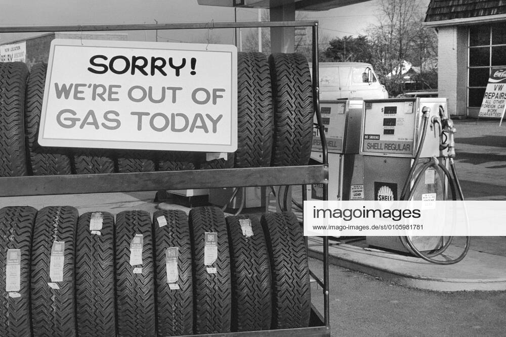 IMAGO History, Ölpreiskrise 1973 October 11, 1808, Washington, D.C, USA: Gas Station with Sign Sorry! We re Out of Gas Today , Warren K. Leffler, January 1974 Washington USA - ZUMAg145 18081011_zza_g145_001