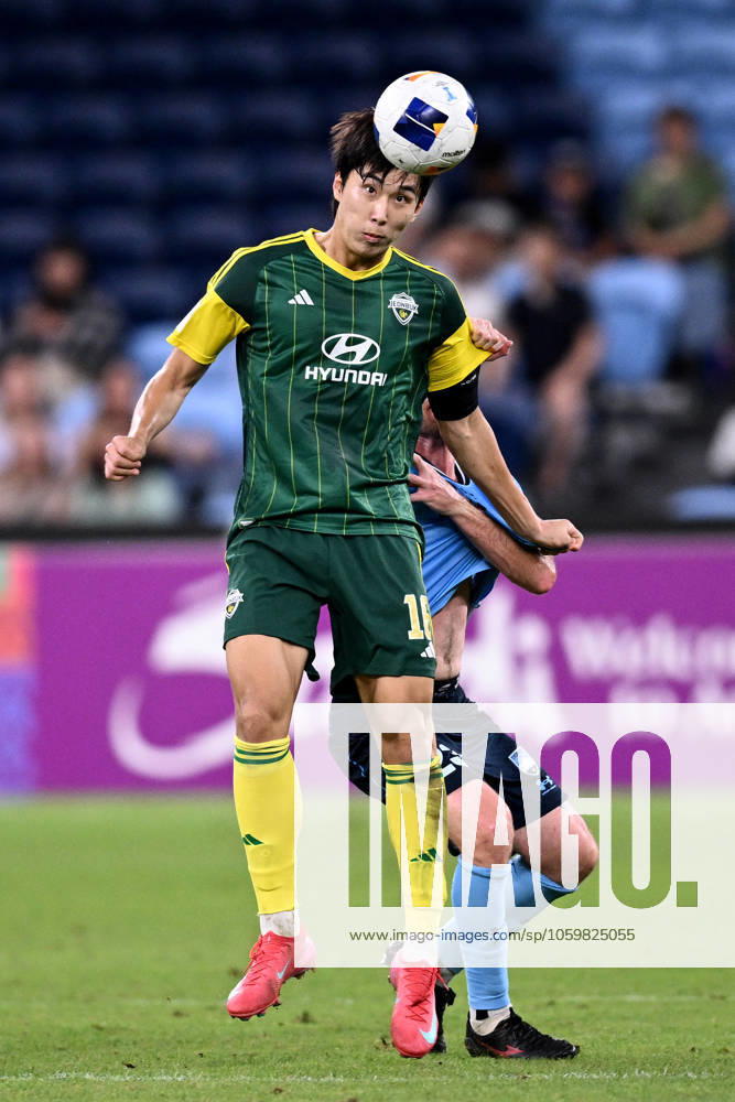 SOCCER AFC SYDNEY JEONBUK, Bak Jae-Yong of Jeonbuk competes to head the ball with Rhyan Grant of Sydney during the AFC Champions League Two, Quarterfinals, second leg match between Sydney FC and Jeonbuk FC at the Sydney Football Stadium in Sydney, Thursday, March 13, 2025. ( NO ARCHIVING, , NO USE IN BOOKS WITHOUT CONSENT Sydney New South Wales Australia