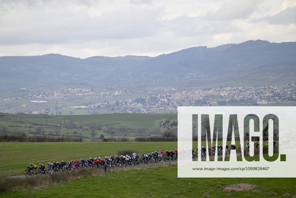 Paris - Nice 2025 - stage 5 LA COTE-SAINT-ANDRE, FRANCE - MARCH 13 : illustration picture peloton during stage 5 of the 83th edition of the Paris - Nice cycling race, a stage of 196,5km with start in Saint-Just-en-Chevalet and finish in La Cote-Saint-Andre on March 13, 2025 in La Cote-Saint-Andre, France, 13 03 2025 ( Motordriver Kenny Verfaillie - La Cote-Saint-Andre France