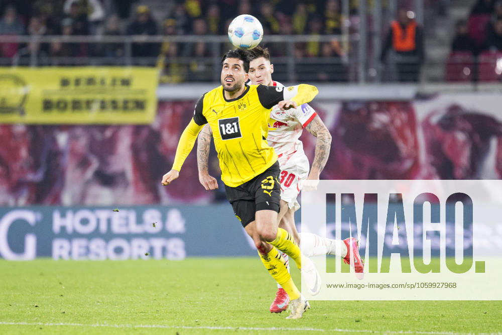 Soccer 1 Bundesliga, RB Leipzig Borussia Dortmund v l Emre Can Borussia Dortmund and Benjamin Sesko RasenBallsport Leipzig in a duel on the ball Leipzig