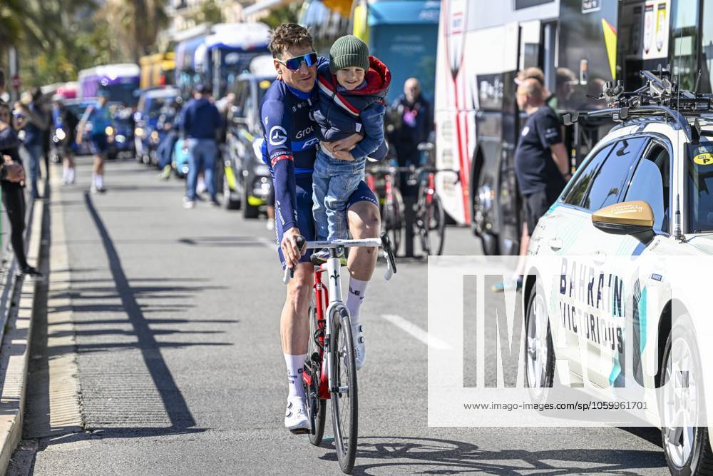 Paris - Nice 2025 - stage 8 NICE, FRANCE - MARCH 16 : Kung Stefan (SUI) of Groupama - Fdj and his son before the start of the race during stage 8 and final stage of the 83th edition of the Paris - Nice cycling race, a stage of 119,9km with start and finish in Nice on March 16, 2025 in Nice, France, 16 03 2025 ( Motordriver Kenny Verfaillie - Nice France