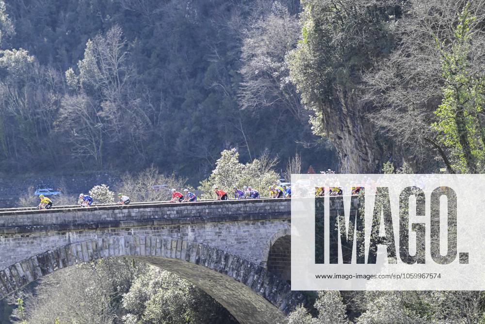 Paris - Nice 2025 - stage 8 NICE, FRANCE - MARCH 16 : Illustration picture of the peloton during stage 8 and final stage of the 83th edition of the Paris - Nice cycling race, a stage of 119,9km with start and finish in Nice on March 16, 2025 in Nice, France, 16 03 2025 ( Motordriver Kenny Verfaillie - Nice France