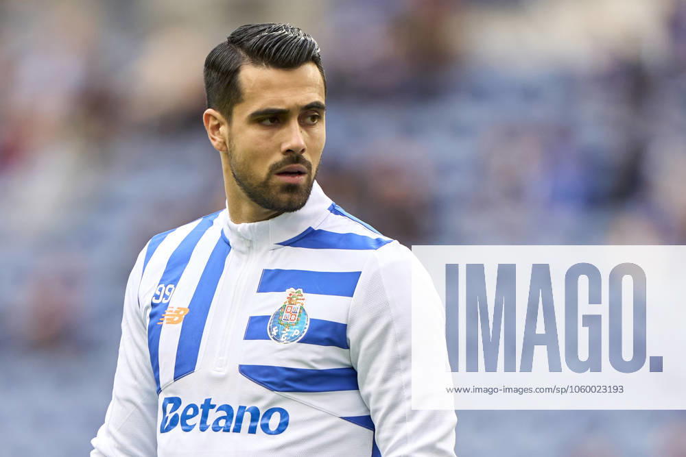 FC Porto v AVS - Liga Portugal Betclic Diogo Costa of FC Porto looks on during the warm-up prior to the Liga Portugal Betclic match between FC Porto and AVS Futebol at Estadio Do Dragao in Porto, Portugal, on March 15, 2025. Porto, Portugal Porto Portugal