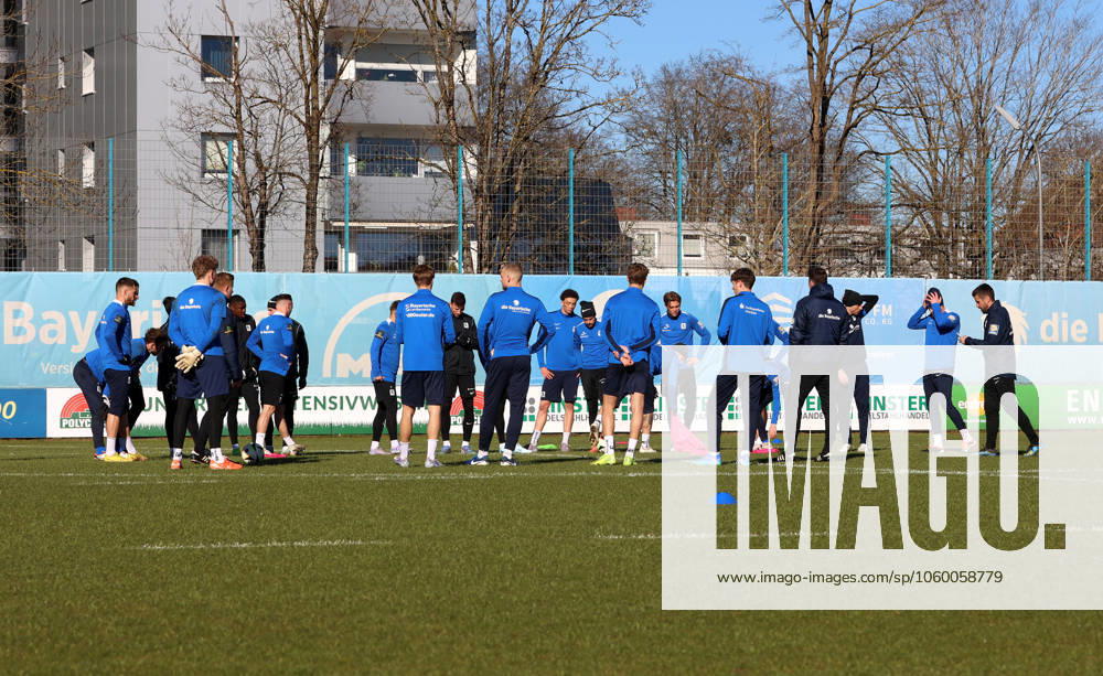 Football, Men, 3 Liga, Season 2024 2025, TSV 1860 Munich, Training, Training ground, Grünwalder Strasse 114 The whole TSV 1860 Munich team together in a circle on the training ground