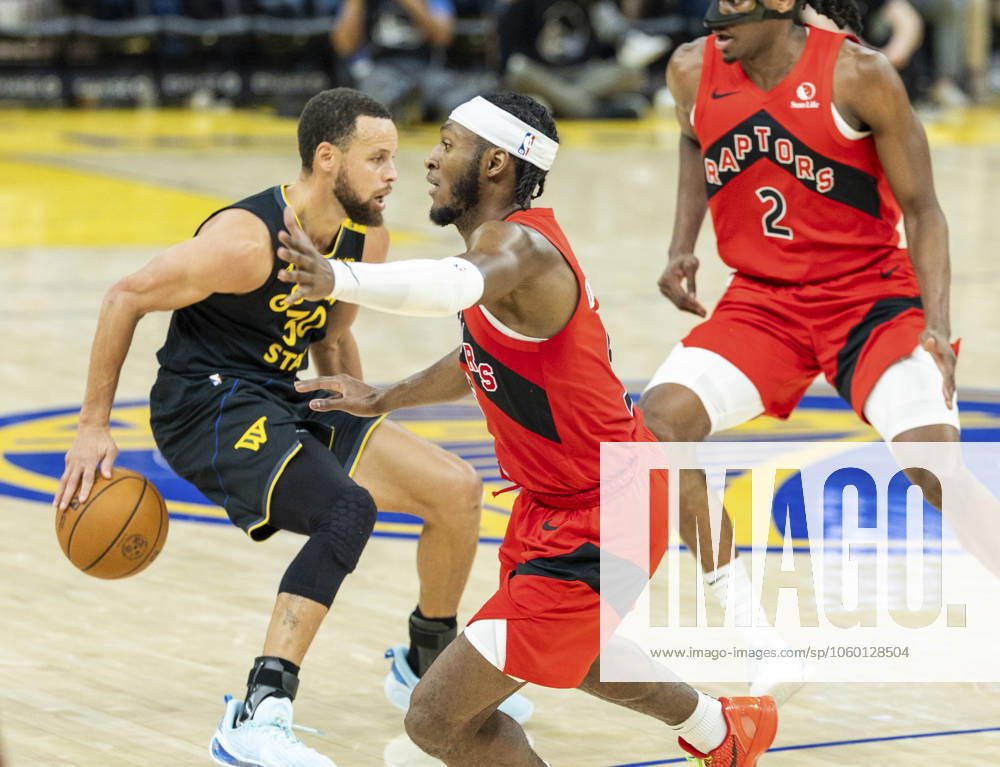 (250321) -- SAN FRANCISCO, March 21, 2025 -- Stephen Curry (L) of Golden State Warriors breaks through during the 2024-2025 NBA, Basketball Herren, USA regular season game between Golden State Warriors and Toronto Raptors in San Francisco, the United States, March 21, 2025. (Photo by Xinhua) (SP)U.S.-SAN FRANCISCO-BASKETBALL-NBA-WARRIORS VS RAPTORS ArthurxDong