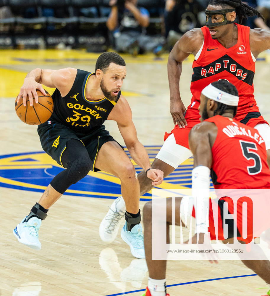 (250321) -- SAN FRANCISCO, March 21, 2025 -- Stephen Curry (L) of Golden State Warriors competes during the 2024-2025 NBA, Basketball Herren, USA regular season game between Golden State Warriors and Toronto Raptors in San Francisco, the United States, March 21, 2025. (Photo by Xinhua) (SP)U.S.-SAN FRANCISCO-BASKETBALL-NBA-WARRIORS VS RAPTORS ArthurxDong