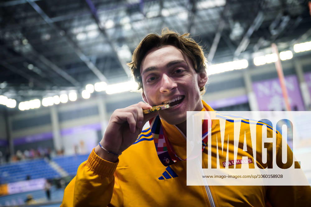 Armand Duplantis of Sweden celebrates with his gold medal after mens pole vault final during the 2025 World Athletics Indoor Championships on March 22, 2025 in Nanjing Photo Joel Marklund BILDBYRAN kod JM JM0664 bbeng friidrott athletics friidrett inomhus vm vm 2025 world athletics indoor championships vm innendors innendors vm sweden sverige jubel