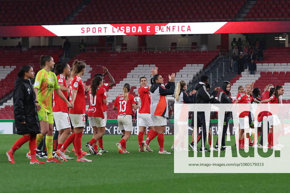 2025 03 22 Lisboa, Estadio da Luz Women Portugal CUP Portugal SL Benfica Sporting Clube de Portugal v l , the team of SL Benfica thanks the fans, thanks, thanks team after the match, after the match thanks the fans, applauds the fans