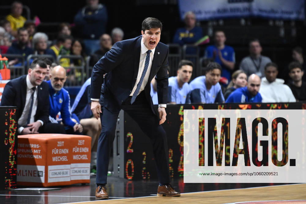 Pedro Calles ALBA Berlin, Head Coach GER, Alba Berlin vs Wuerzburg Baskets, Basketball, easyCredit Basketball League, Season 2024 2025, 25 Matchday, 23 03 2025 GER, Alba Berlin vs Wuerzburg Baskets, Basketball, easyCredit Basketball League, Season 2024 2025, 25 Matchday, 23 03 2025 Berlin