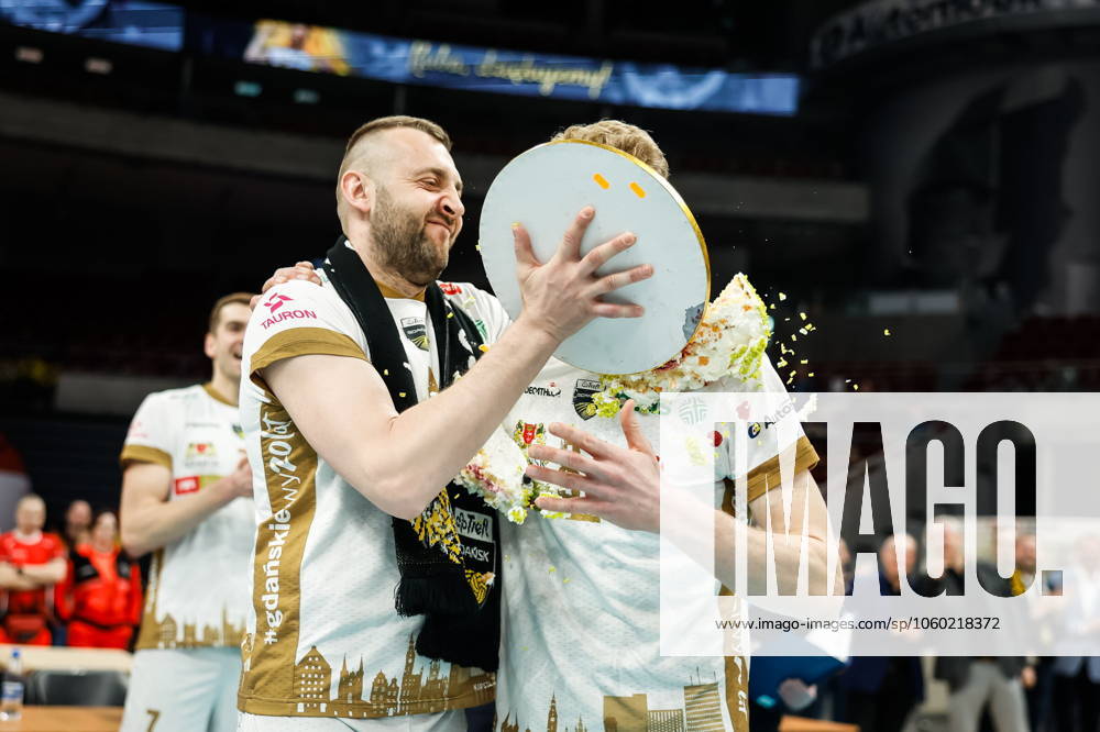 KW12 GDANSK 23.03.2025 SIATKWKA PLUSLIGA MECZ Trefl Gdansk - Indykpol AZS Olsztyn - - - VOLLEYBALL POLISH PLUS LIGA LEAGUE MATCH GAME Trefl Gdansk - Indykpol AZS Olsztyn - - - NZ Janusz Galazka , Jakub Jarosz , tort ciasto FOT. WOJCIECH FIGURSKI 058SPORT.PL NEWSPIX.PL --- newspix.pl