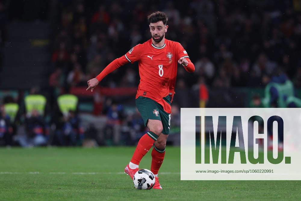 2025 03 23 Portugal, Lisbon Estadio Jose Alvalade UEFA Nations League 2025 Quarter finals Portugal Denmark v l , Bruno Fernandes Portugal on the ball, cropped image, single image, full body, action, action scene, torn jersey