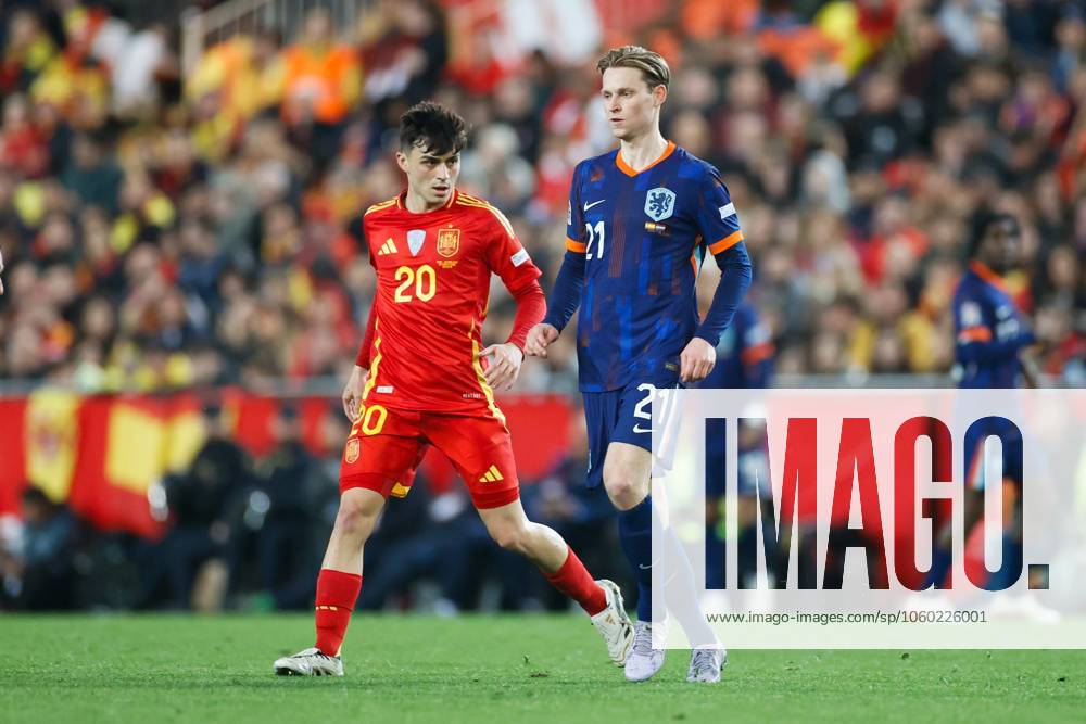 , Mestalla Stadium, UEFA Quarter Final Nations League game between Spain and The Netherlands. Spain player Pedri, Netherlands player Frenkie de Jong Spain - Netherlands x28453612x