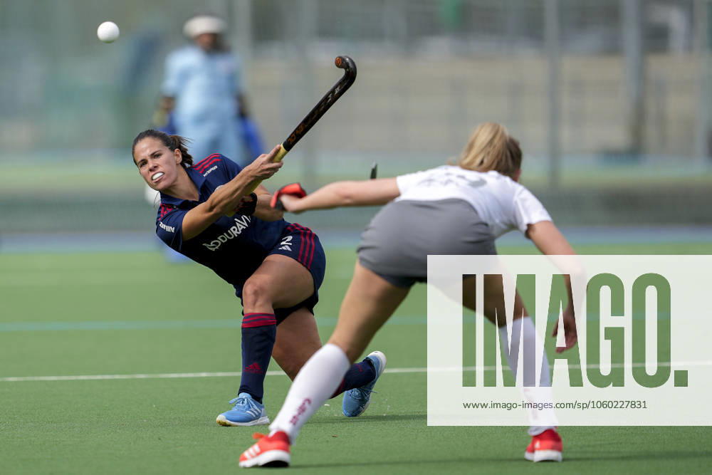 V li Lucina von der Heyde MHC, 2 , Carlotta Sippel DCadA, 29 , duel, duel, tackle, tackling, dynamics, action, action, 23 03 2025, Mannheim Germany , Hockey, 1 Bundesliga, Women, Mannheimer HC Der Club an der Alster