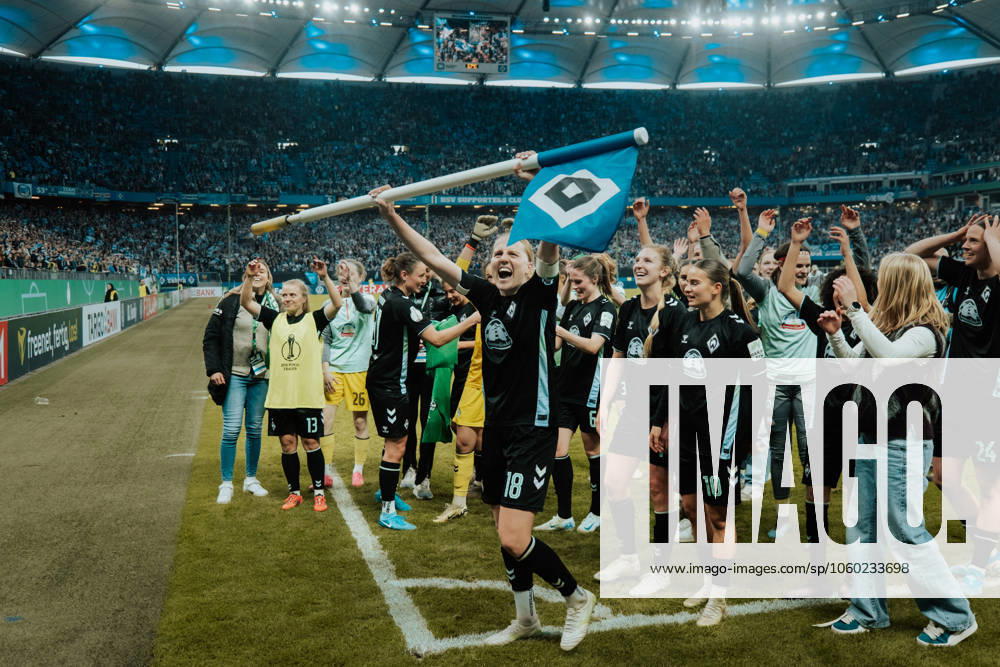 23 03 25, Women, Football, DFB Cup, Semi-final, Season 2024 2025, Hamburger SV Werder Bremen Lina Hausicke 18 from Werder Bremen celebrates with the team about the victory in the semi-final, HSV corner flag in hand In the background Livia Peng 1, Kaylie Ronan 4 and Tuana Mahmoud 10, among others