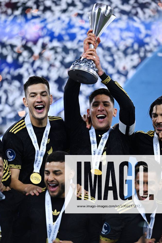 IV CONCACAF NATIONS LEAGUE 2024-2025 Mexico vs Panama - Final Edson Alvarez of Mexico lifts the champions trophy during the Final match between Mexican national team, Nationalteam (Mexico) and Panama as part Final Four of the Concacaf Nations League 2024-2025 at SoFi Stadium on March 23, 2025 in Inglewood, Los Angeles, California, United States. INGLEWOOD LOS ANGELES CALIFORNIA UNITED STATES
