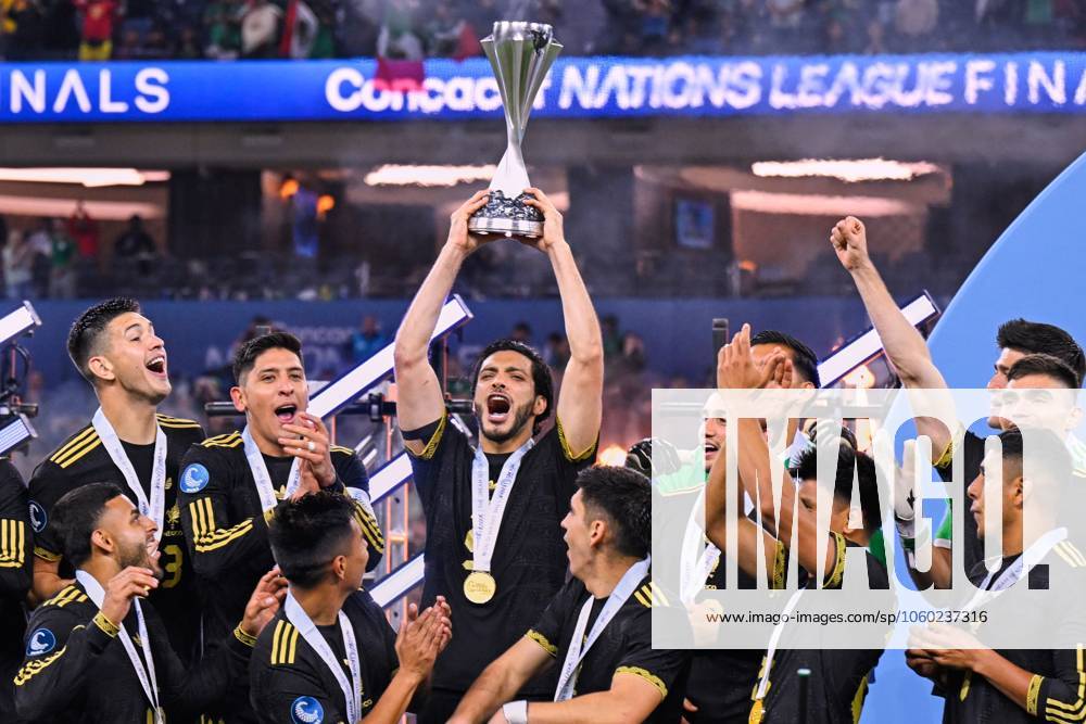 IV CONCACAF NATIONS LEAGUE 2024-2025 Mexico vs Panama - Final Raul Jimenez of Mexico lifts the champions trophy during the Final match between Mexican national team, Nationalteam (Mexico) and Panama as part Final Four of the Concacaf Nations League 2024-2025 at SoFi Stadium on March 23, 2025 in Inglewood, Los Angeles, California, United States. INGLEWOOD LOS ANGELES CALIFORNIA UNITED STATES