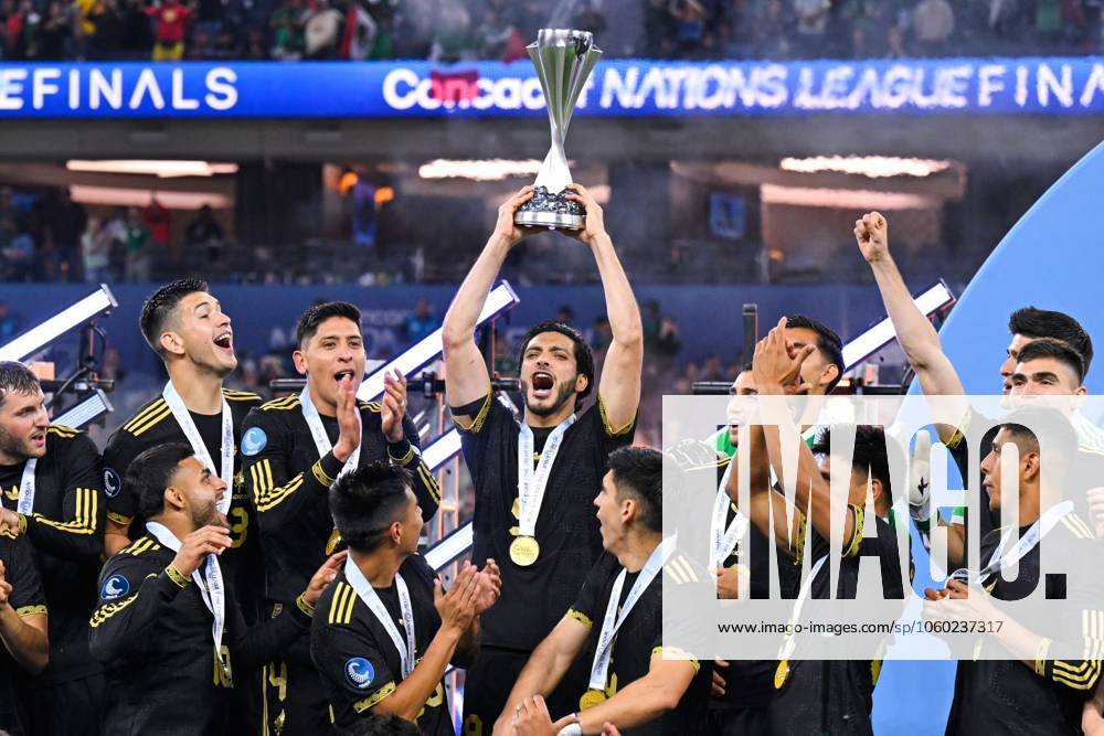 IV CONCACAF NATIONS LEAGUE 2024-2025 Mexico vs Panama - Final Raul Jimenez of Mexico lifts the champions trophy during the Final match between Mexican national team, Nationalteam (Mexico) and Panama as part Final Four of the Concacaf Nations League 2024-2025 at SoFi Stadium on March 23, 2025 in Inglewood, Los Angeles, California, United States. INGLEWOOD LOS ANGELES CALIFORNIA UNITED STATES