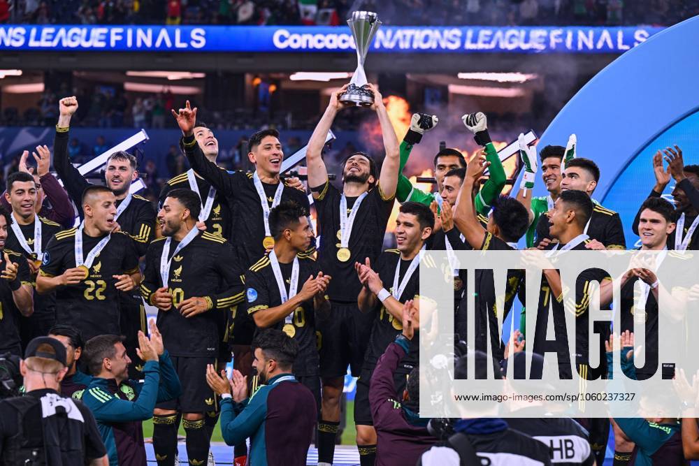 IV CONCACAF NATIONS LEAGUE 2024-2025 Mexico vs Panama - Final Raul Jimenez of Mexico lifts the champions trophy with Players during the Final match between Mexican national team, Nationalteam (Mexico) and Panama as part Final Four of the Concacaf Nations League 2024-2025 at SoFi Stadium on March 23, 2025 in Inglewood, Los Angeles, California, United States. INGLEWOOD LOS ANGELES CALIFORNIA UNITED STATES